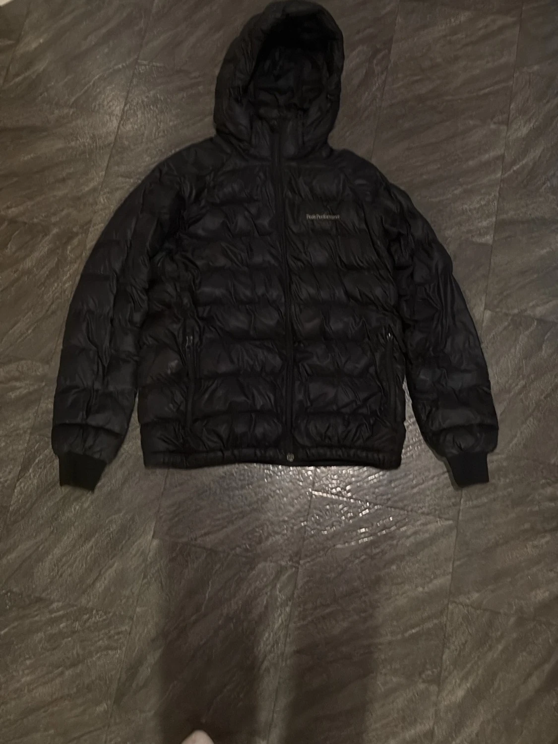 Svart pufferjacka från Peak Performance