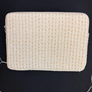 Vit/guld tweed datorfodral - Köp sker via chatten. Vit/guld datorfodral i tweed material som passar datorer i storlek 13/14 tum. Perfekt för att skydda sin dator. 