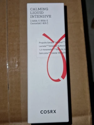 COSRX Calming Liquid Intensive/Mild - COSRX Calming Liquid Intensive och Mild är ansiktsvätskor med AHA, BHA och CentellAC-RX. Kommer i vit plastflaska med röd kork och vit kartong med röd design. Perfekt för dig som vill ha en lugnande toner med exfolierande egenskaper och propolisextrakt. Köpts från Dermaspace.se Aldrig använd och oöppnad. Säljer för att har beställt hem 5 st.                            Datumet går ut 26-03-19