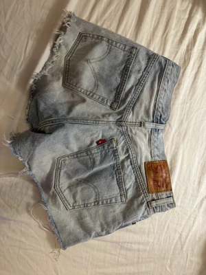 Levi's ljusblå jeansshorts W26 - Ljusblå jeansshorts från Levi's! 