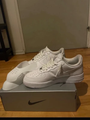 Nike Air Force 1 white sneakers - Fräscha vita Nike Air Force 1 sneakers med klassisk design och lågt skaft. PRISET KAN DISKUTERAS 