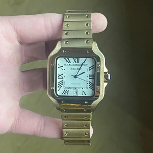 Seiko Mod Santos – Rose Gold (Vit Tavla) - ✨ Specifikationer Modell: Seiko Mod Santos ✨ Urverk: Automatiskt Seiko-urverk Gångreserv: 41 timmar ⏳ Boett: Rose gold-färgat rostfritt stål Storlek: 40 mm 📏 Glas: Reptåligt safirglas 💎 Urtavla: Vit tavla med romerska siffror