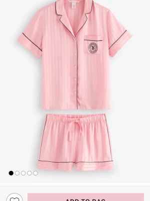 victoria secret pyjamas - säljer min jättefina pyjamas från victoria secret, köptes i london för ca 2 veckor sedan för 65pund/800kr. säljer pga att den är för stor, har endast testats på💓pris kan diskuteras🥹💗bild 1 är pyjamasens modell, bild 2 är hur den ser ut på mig och färgen på den💗