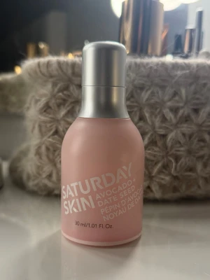 Saturday Skin Wide Awake Eye Cream - Säljer min ögonkräm från Saturday Skin, som heter Wide Awake Eye Cream. Det är en brightening eye cream med avokado och dadelfröextrakt. Perfekt om man vill återfukta ögonområdet. Tyvärr behövde jag mer fukt så därför funkade inte denna för mig. Nypris: 329 kr. Hör gärna av dig vid frågor💗