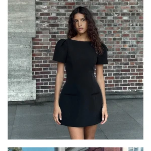 Svart kort puffärmad klänning - Populär superfin svart kort klänning från Zara. Helt oanvänd med prislapp kvar! Har i både storlek S & M och säljs pga passerat returdatum  