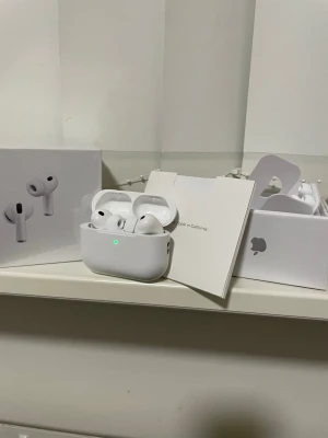 Nya AirPods Pro 3  - Jag säljer ett par av AirPods helt nytt , har inte ens öppna , jag fick två AirPods i julen så jag kommer inte använda båda så jag säljer en och jag vill sälja den snabbt så skriv jätte gärna och priset kan diskuteras 