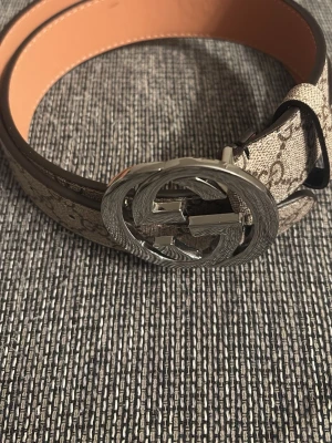 Säljer min gamla Gucci Bälte - Säljer min begagnade bälte den har används ett fåtal gånger vid speciella tillfällen och är en bra kombination av stil och Lyx vid funderingar skriv till mig. Den kommer med originalförpackning.