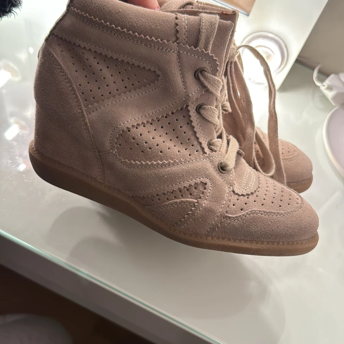 Beige sneakers med kilklack i mocka - 1