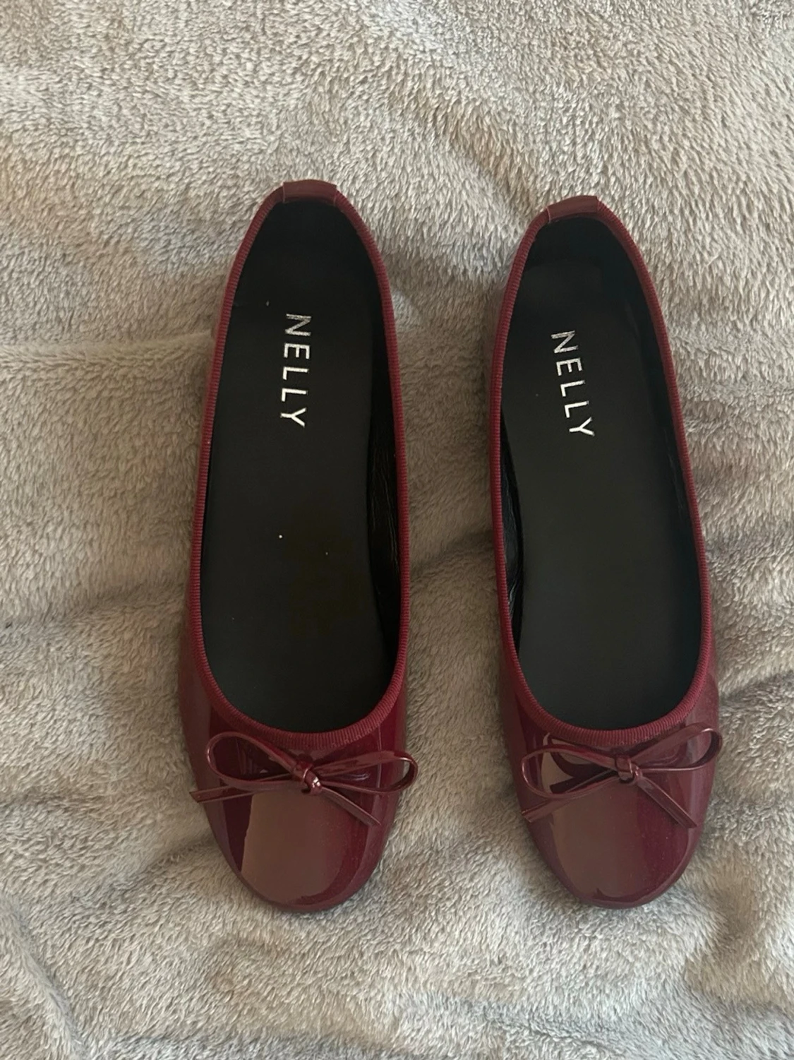 Vinröda ballerinaskor från Nelly