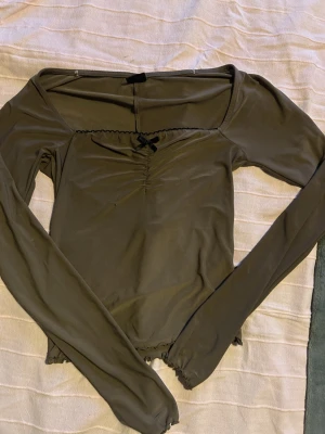 Gina tricot topp - Finns en liten defekt (andra bilden)