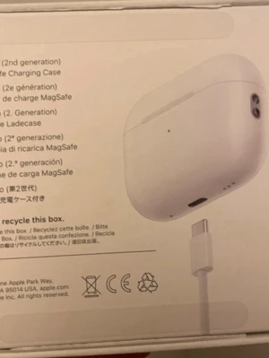 AirPods Pro (2nd generation) MagSafe - Säljer ett par AirPods Pro (2nd gen) med MagSafe-laddningsetui. Hörlurarna är i fint skick med endast mindre spår av användning. Levereras med originalförpackning och USB-C laddkabel. Perfekt för dig som vill ha brusreducering och hög ljudkvalitet.