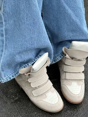 Gina Wedge Sneakers - Säljer ett par helt nya Wdge sneakers från Gina tricot i färgen beige. Slutsålda på hemsidan❤️