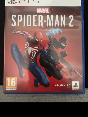 Spider-Man 2 & Dying Light 2 Stay Human (PS5) - Två populära PS5-spel: Marvel's Spider-Man 2 och Dying Light 2 Stay Human. Båda fodralen ser ut att vara i gott skick, perfekta för dig som vill utöka din spelkollektion med actionfyllda titlar.