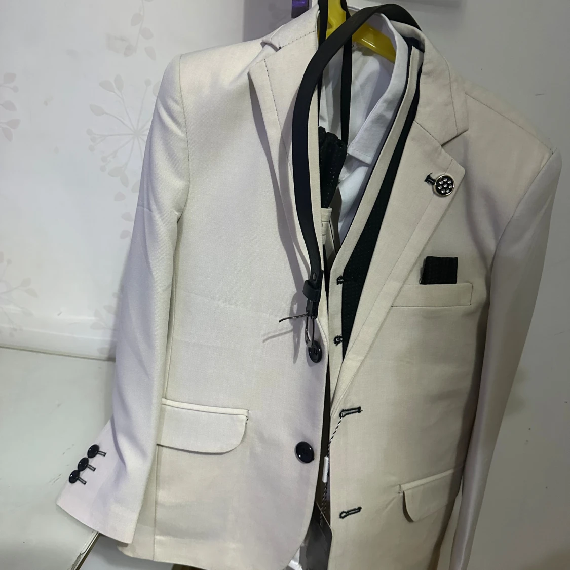 Beige kostym med svart väst och slips - 1