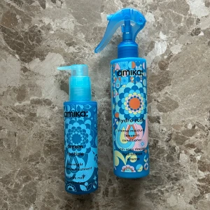 Amika hårvårdsprodukter  - amika: Hydro Rush Intense Moisture Leave-In Conditioner Nypris 349 amika: Dream Routine Overnight Hydration Mask Nypris 389  Produkterna är testade en gång men passade ej mitt hår. Köpta på kicks. 🫧