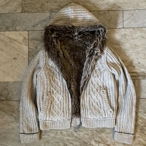Cardigan med päls - Damcardigan med päls! Passar perfekt nu till hösten och vintern! Hittar ingen st lapp men skulle säga att den passar S! Bredd- 46cm, längd- 53cm! Hör av dig vid ytterligare frågor! Mvh 