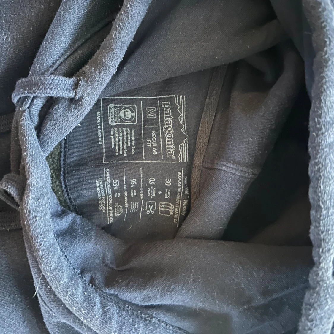 Mörkblå Patagonia hoodie med logga - 2