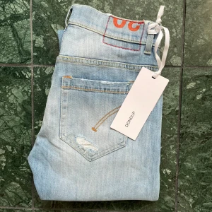 HELT NYA Dondup George skinny fit  - HELT NYA Dondup George skinny fit, storlek W30, MEN modellen bär W32 och är 180 cm 75 kg. Mått A: 38 cm. B: 102 cm. Väldigt snygga och sköna! Väldigt bra pris med tanke på att dom är helt nya med nypris på ungefär 2600 sek. Kom gärna med frågor! ✌️