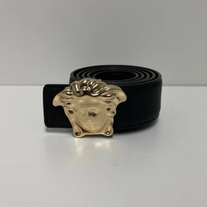 Versace Bälte - Hejsan, säljer ett helt nytt bälte aldrig tidigare använd. Storlek 110cm. Postar alltid inom 24h efter köpet. Skriv gärna om du har fler frågor.