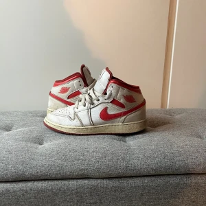 Nike Air Jordan 1  - Säljer ett par snygga Nike Air Jordan 1 i röd och vitt siluett. Passar bra till det mesta. Box och creaseskydd medföljer. Bara skriv vid frågor😊