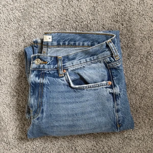 Blå jeans från gina perfect jeans, storlek 36 - Snygga klassiska blå jeans från gina perfect jeans i storlek 36. Modellen har raka ben, fyra fickor och orangea kontrastsömmar. Jeansen har normal passform och är tillverkade i slitstarkt denimtyg med knapp och dragkedja framtill. Skulle rekommendera dessa snygga jeans om ni ligger mellan storlekt 36-38. 