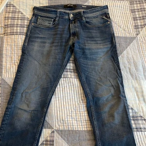 Replay Rocco Jeans 32x34 - Jeans från Replay i modellen Rocco. Storlek 32x34. Modellen är straight leg. 