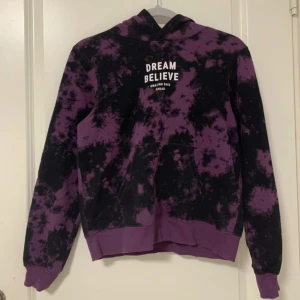 Lila och svart hoodie - Lila och svart hoodie med huva och en magficka 