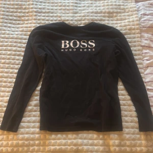 Svart långärmad tröja från Hugo Boss - Svart långärmad tröja från Hugo Boss, storlek 14Y [S] 