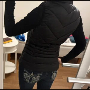 dunväst från Vero Moda XS - Snygg svart dunväst från Vero Moda i storlek XS. Västen har quiltad design med dragkedja framtill. Inte min stil.