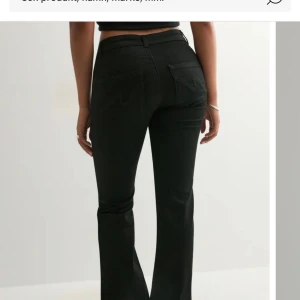 Svarta bootcut jeans med hög midja - Snygga svarta jeans med bootcut-snitt lågmidja. Klassisk femficksmodell med knapp och dragkedja framtill. Jeansen har en stilren look och är tillverkade i ett stretchigt bomullsmaterial för skön passform. Perfekta för dig som gillar en tidlös och trendig stil. HELT NYA MED KVITTOT 