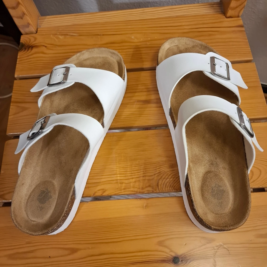 Vita sandaler med plattform och spännen - 3