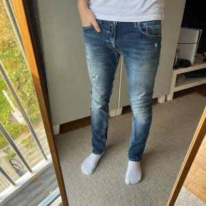 Replay jeans med feta slitningar  - Tja! Säljer detta feta paret jeans från Replay!|Modell: Jondrill| Mycket gott skick!| Pris alltid diskuterbart!| Vid minsta fråga tveka inte att kontakta mig!| //Nils- köp efter 25/10 kommer skickas 30/10!