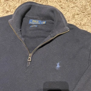 Polo Ralph lauren Marinblå half zip tröja herr M - Klassisk polo ralph lauren halv- quarter zip i mörkblå färg. Mycket bra skick, andvänd men ings märkvärdiga defekter. Postas antigen samma dag som köp eller dagen därpå🙌💯