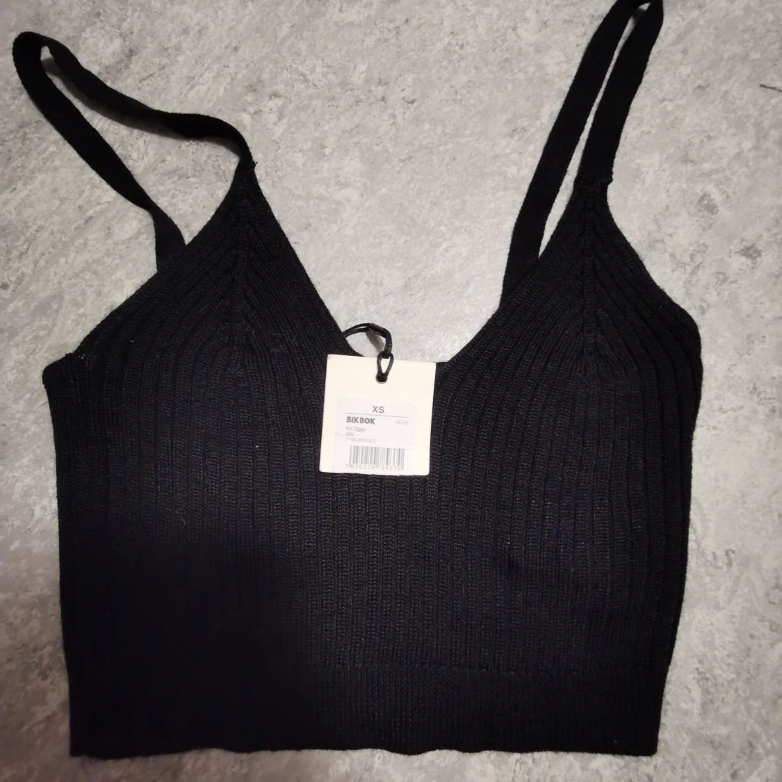 Svart ribbad linnetopp från Bik Bok