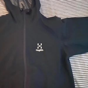 Haglöfs jacka - Haglöfs jacka i storlek xs  köpt för ett halvår sen och inte använd mycket. Pris kan diskuteras 