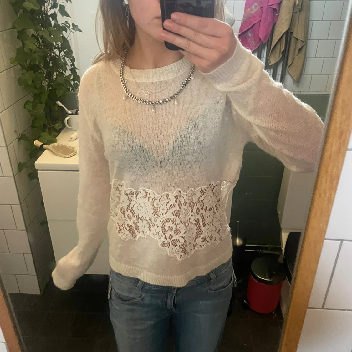 Vit stickad tröja med spetsdetalj