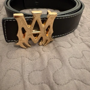 Amiri Bälte - Storlek: 48/120CM Farg: Guld Har haft den i knappt 1 månad, gillade inte den så mycket och den var för stor på mig. Startpris: 170kr Kontakta vid intresse att köpa!