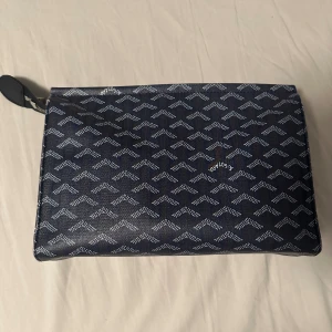 Necessär  - Fin necessär som rymmer mycket! Kan användas på flera sätt!