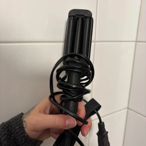 CeraWavestyler våg/trippel tång - CeraWavestyler Compact vågtång för styling av håret. Kompakt design, keramiska plattor och enkel att använda. Sladden är i gott skick och produkten visar minimalt slitage. Perfekt för att skapa snygga vågor hemma.