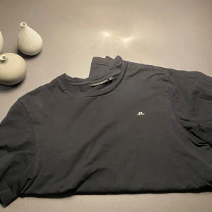 J.lindeberg T-shirt - Säljer nu denna riktigt snygga j.lindeberg T-shirten i st S bara höra av dig vid frågor eller funderingar och pris kan absolut diskuteras.
