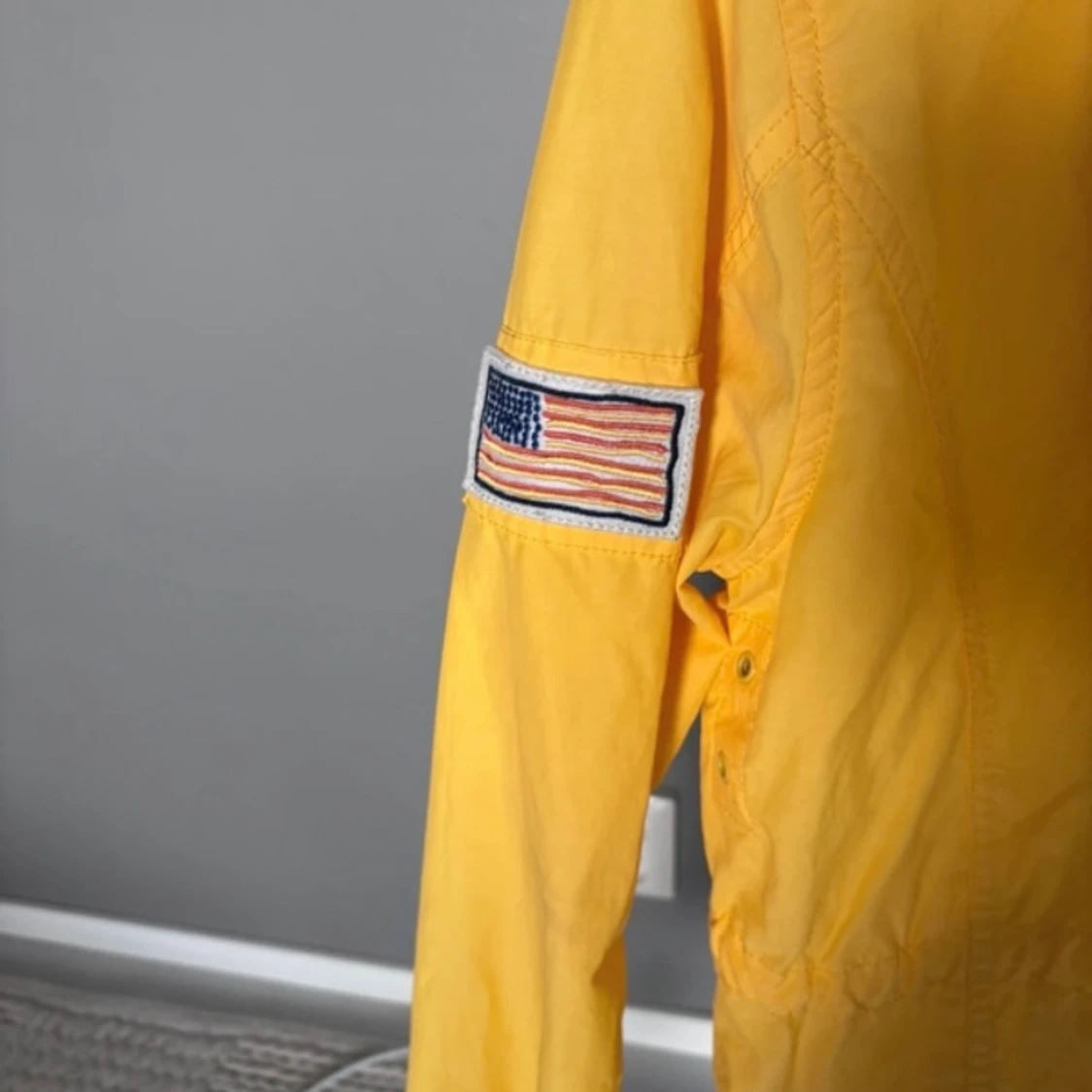 Gul vindjacka med huva från Svea - 2