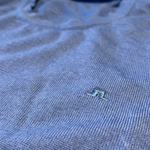 Blå merinoulltröja från J.Lindeberg - Storleken är L men har krymt till kanske xs/s passar nog perfekt på någon runt 170cm. 100% Merinoull och har ett väldigt skönt material. Tröjan är ljusblå men ser ut att va Mörkblå. Kom med prisförslag