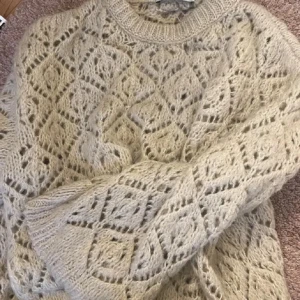  Beige stickad tröja med mönster - Säljer en jätte fin beige stickad tröja med grovt hålmönster och breda ärmar från zara i storlek S. Tröjan har ribbad kant vid hals, ärmslut och nederkant. Perfekt för lager-på-lager och ger en chill vibe till din outfit.hör av dig om du har frågor eller funderingar 💕