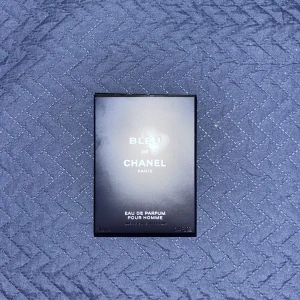 Bleu de Chanel EdP 100ml - Mina föräldrar köpte den här parfymen till mig, men tyvärr passar den inte riktigt min stil. Den är helt ny och aldrig använd eller testad – endast öppnad för att titta på. Kom med pris förslag😁