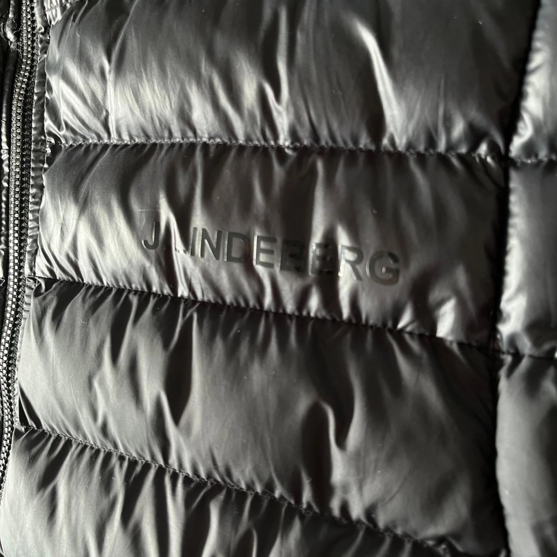 Svart dunväst från J.Lindeberg - 1