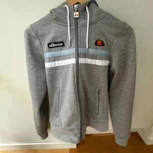 Ellese hoddie - Tja, säljer en Ellesse hoddie i Storlek S i riktigt gott skick nästan helt oanvänd för ett riktigt fint pris. Om ni undrar något är det bara att skriva 😁