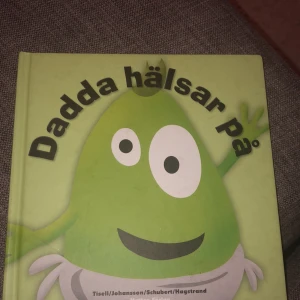 Dadda hälsar på - Följ med Dadda från Babblarna på ett färgglatt äventyr där hen hälsar på sina vänner! Perfekt för yngre läsare som gillar roliga figurer och vill upptäcka språket på ett lekfullt sätt. Boken är enkel, interaktiv och fylld med glada illustrationer.