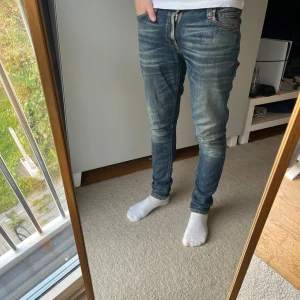 Nudie jeans - Tja!| Säljer detta feta paret Nudie jeans!| Modell: Skinny lin| Mycket gott skick!| Pris alltid diskuterbart!| Kontakta mig vid minsta fråga!| //Nils- köp efter 25/10 kommer skickas 30/10!