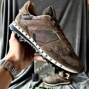 Valentino rockstud rockrunner skor  - Valentino studded rockrunners | originalstorlek: 42, sitter mer åt 43 fråga om innermått vid osäkerhet | förstört till kvarn när det gäller tillbehör, går att välja mellan box, dustbag och kort. Box och dustbag går ej att kombineras.