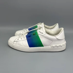 Valentino Open Sneaker Blågrön - • The shoes have been gently used and are in good condition  • Size: 43 (fits 43.5–44)  • Color: Degrade (Blue & Green)  • Retail price: 7280 SEK / 590€  • No accessories